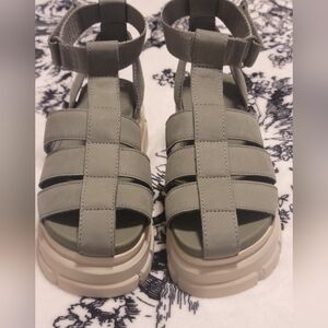 NWOT Ugg 7 Ashton Moss Green Leather Strappy Chunky Sandal